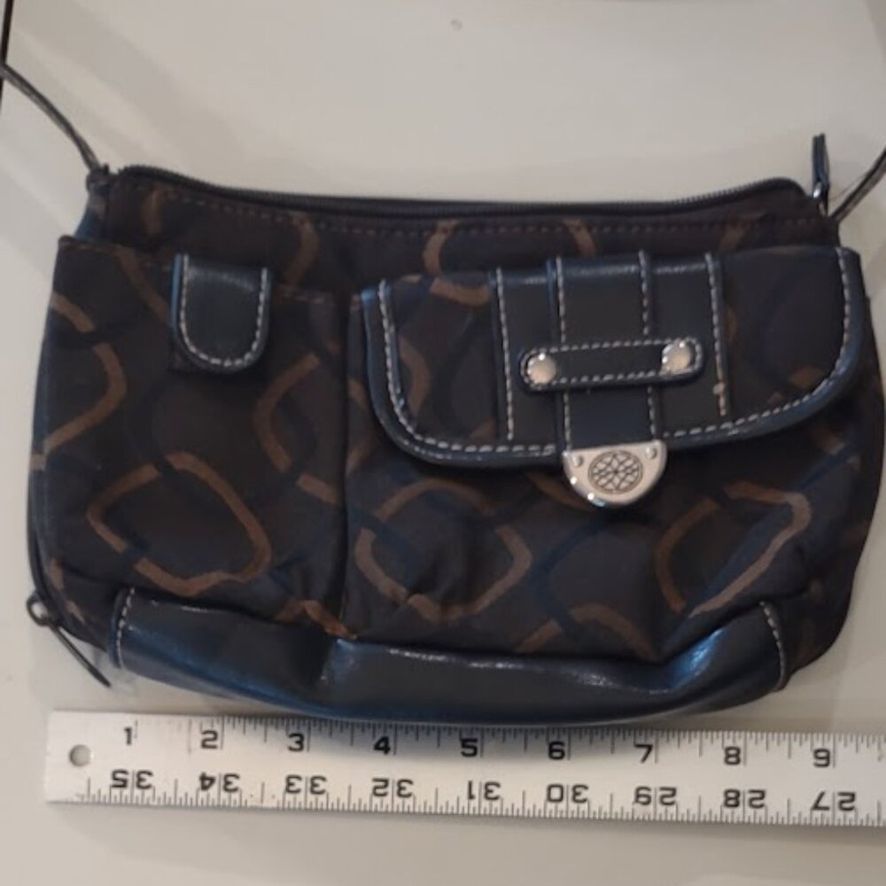 GUESS CROSSBODY PURSE BLACK WITH DIAMOND LINK PATTERN CUTE AND COMPACT  7" X 9"